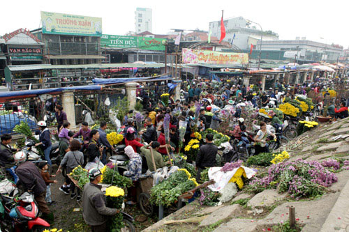 30 Tết, chen chân ở chợ hoa lớn nhất Hà Nội - 1