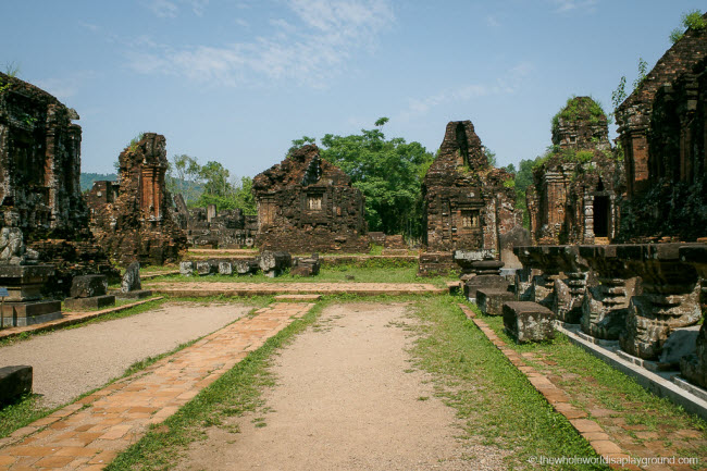 Ở Hội An, chúng tôi khám phá một di sản UNESCO khác của Việt Nam là Thành địa Mỹ Sơn. Đây là quần thể những ngôi đền Hindu có niên đại từ thế kỷ thứ 4.