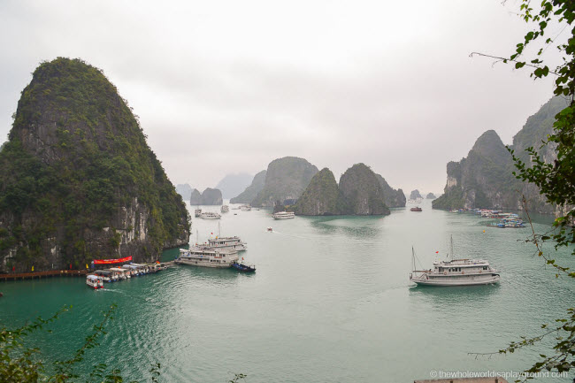Vịnh Hạ Long cách Hà Nội 3,5 giờ di chuyển bằng xe khách. Khung cảnh ở đây trông như trong phim với những hòn đảo đá vôi giữa nước biển xanh.