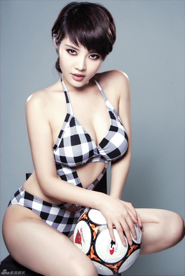 Đông Đông hiện tại là diễn viên kiêm người mẫu có tiếng ở quê nhà. Cô được mệnh danh là mỹ nữ "đệ nhất ngực đẹp Á châu" nhờ vòng 1 gợi cảm. 