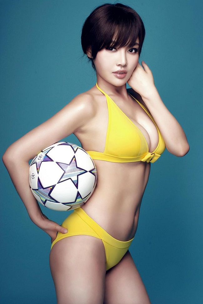 Hot girl Trung Quốc sở hữu cỡ ngực 34E có niềm yêu thích đặc biệt với trái bóng tròn.