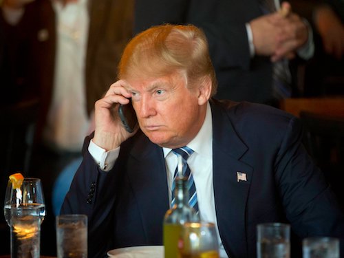 Tổng thống Donald Trump có nguy cơ bị nghe lén từ smartphone - 1