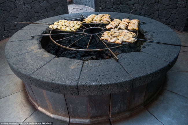 Tại nhà hàng El Diablo, du khách có thể thưởng thức các món ăn được nướng trên nhiệt từ núi lửa gần đó. Bạn cũng có thể chiêm ngưỡng núi lửa Fire trong khi ngồi ăn tại nhà hàng.