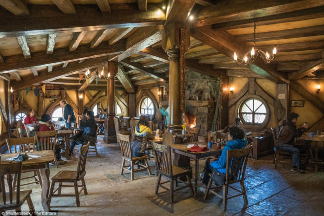 Tại nhà hàng Green Dragon Inn, du khách có thể thưởng thức các món ăn trong bối cảnh như phim.
