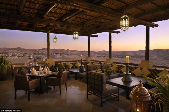 Nhà hàng Suhail có không gian mở, với tầm nhìn tuyệt đẹp ra sa mạc Ả Rập đặc biệt là vào lúc hoàng hôn.