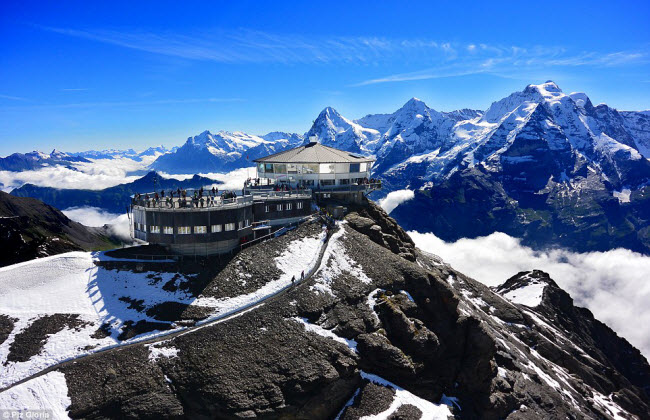 Địa điểm Piz Gloria ở Lauterbrunnen, Thụy Sĩ, từng xuất hiện trong bộ phim James Bond năm 1969. Nơi đây hiện đã biến thành một nhà hàng nổi tiếng, đặc biệt với những người thích trượt tuyết.