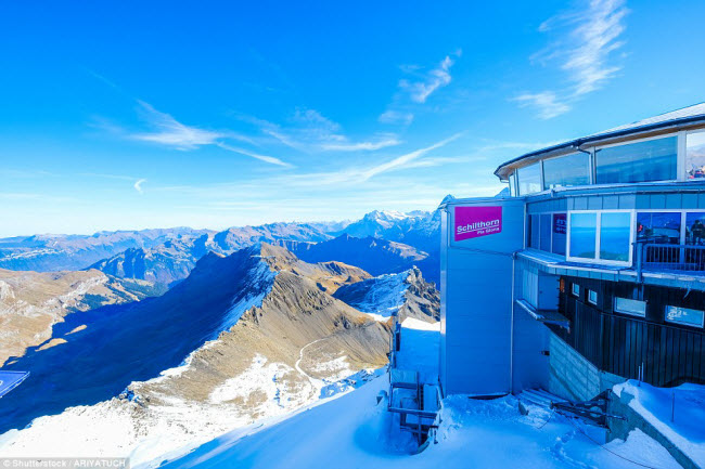 Du khách chỉ có thể đi cáp treo để tới nhà hàng Gloria, với tầm nhìn toàn cảnh núi Alps.