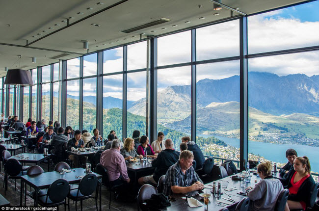 Nhờ thiết kế đặc biệt, tất cả các bàn ăn tại nhà hàng Stratosfare đều có view đẹp ra bên ngoài.