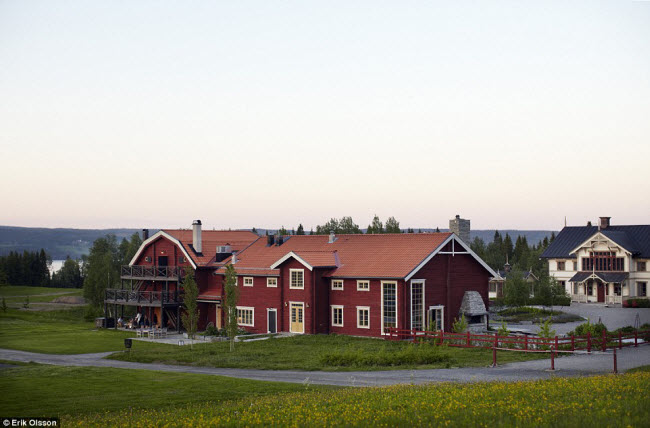 Nhà hàng Faviken được bao quanh bởi thiên nhiên và rừng bất tận. Nhà hàng cũng có một số phòng để khách nghỉ qua đêm.
