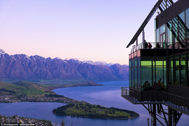 Nằm trong khu bảo tồn thiên nhiên Ben Lomond ở New Zealand, nhà hàng trên cao Stratosfare có tầm nhìn tuyệt đẹp xuống thị trấn Queenstown và hồ Wakatipu.