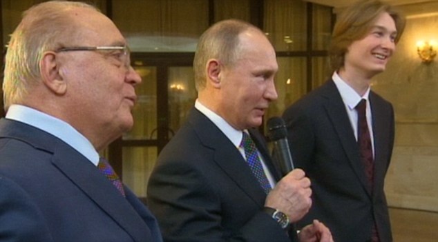 Lần hiếm hoi Putin cầm micro, say sưa hát - 1