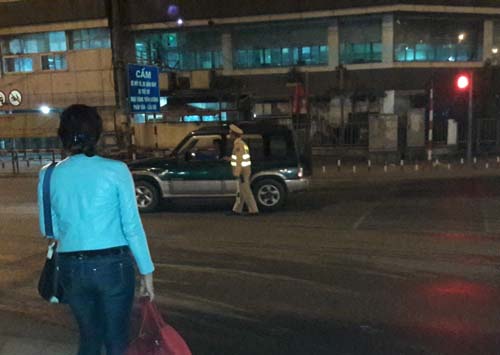Lỡ xe đêm 30 Tết, người phụ nữ được CSGT đưa về quê - 1