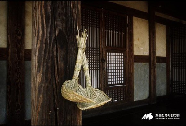 Vì sao người Hàn Quốc đốt tre, treo xẻng ngày Tết? - 2