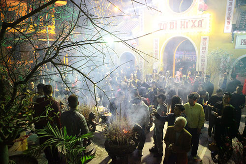 HN: Không bắn pháo hoa, người dân đổ xô đi lễ chùa đầu năm - 1