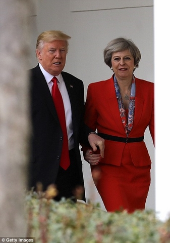 Trump nắm tay nữ Thủ tướng Anh đi ở Nhà Trắng - 1