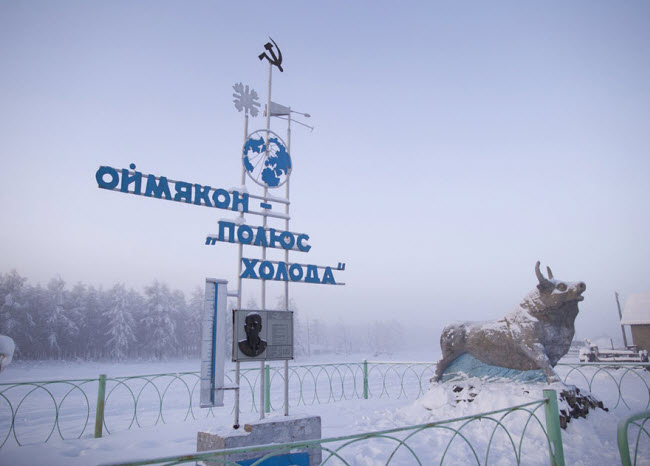 Ngay cả biển hiệu của ngôi làng Oymyakon cũng bị đóng băng vì nhiệt độ xuống thấp.
