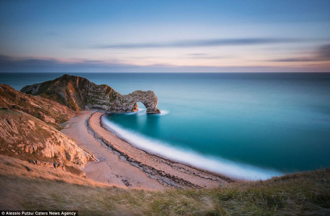 Phong cảnh tại Cổng vòm Durdle ở Dorset trông như một bãi biển vắng tại vùng Địa Trung Hải.