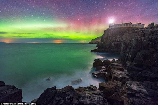 Du khách có thể chiêm ngưỡng ánh sáng bắc cực quang từ ngọn hải đăng Neist Point ở Scotland.