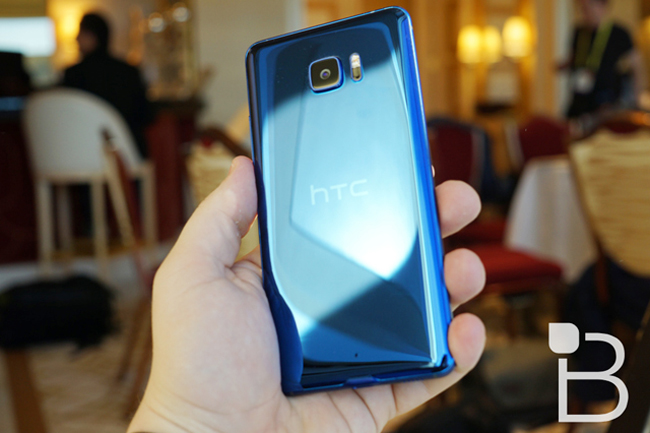 Cuối cùng thì mẫu smartphone cao cấp HTC U Ultra cũng đã trình làng tại Đài Loan với cấu hình mạnh, và nhiều trang bị cao cấp sẵn sàng cạnh tranh với các thiết bị đầu bảng hiện nay.