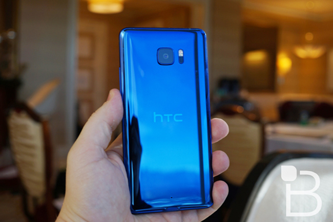 HTC U Ultra có ngoại hình đúng với những hình ảnh rò rỉ trước đó, với kích thước lớn, các góc bo tròn nhẹ nhàng giống như iPhone 7 Plus