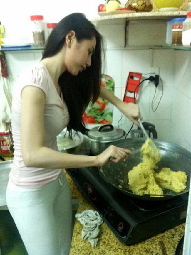 Bà xã của cựu tuyển thủ Việt Nam cũng luôn chăm lo cho mái ấm của gia đình bằng những việc nhỏ như nấu ăn hay vá lại quần áo cho chồng.