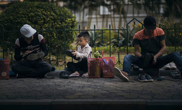 Sự thật không ngờ về cậu bé đánh giày trong đêm đông - 3