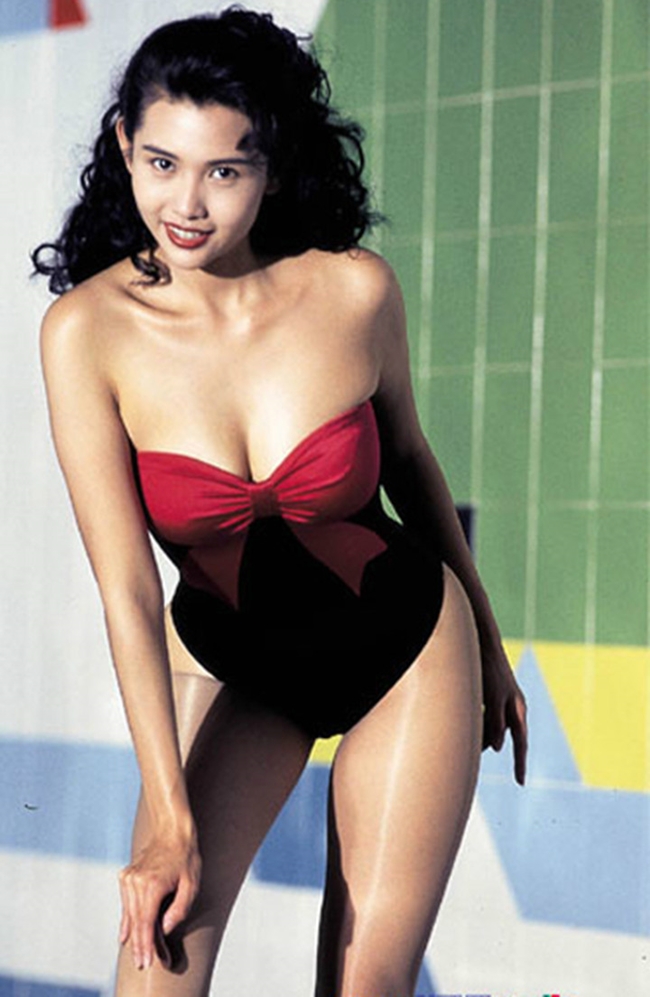 Khâu Thục Trinh được coi là nữ thần gợi cảm đắt giá nhất thập niên 90 ở Hong Kong. Mỹ nhân sinh năm 1968 từng tham gia cuộc thi Hoa hậu Hong Kong 1987 nhưng bị nghi ngờ lạm dụng dao kéo nên bị loại khỏi cuộc thi.