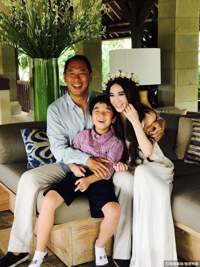 Năm 2000, cô kết hôn với đại gia Hà Tổ Quang. Sợ sinh con, người đẹp 50 tuổi và chồng quyết định nhận con nuôi vào năm 2010.