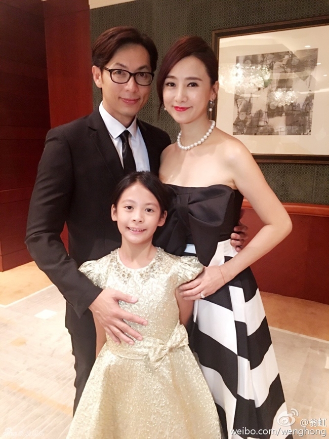 Ông Hồng kết hôn với Lưu Luân Hạo song không tổ chức lễ cưới. Hiện tại, người đẹp Hong Kong có cuộc sống hạnh phúc bên người chồng điển trai và cô con gái nhỏ.