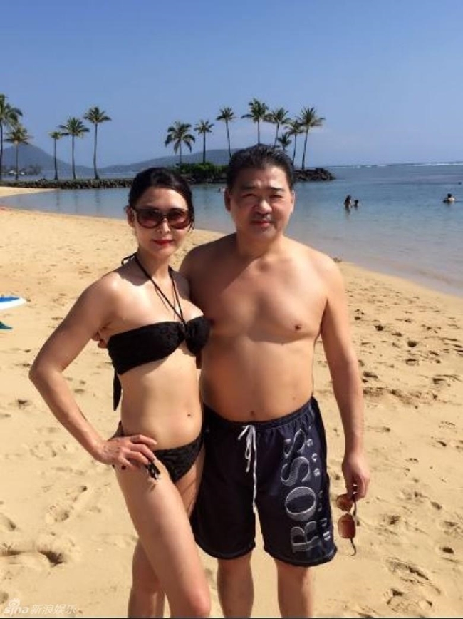 Người đẹp sinh năm 1967 từng giải Á hậu 3 Hoa hậu châu Á 1985. Trong ảnh: Diệp Ngọc Khanh và ông xã tình tứ đi tắm biển.