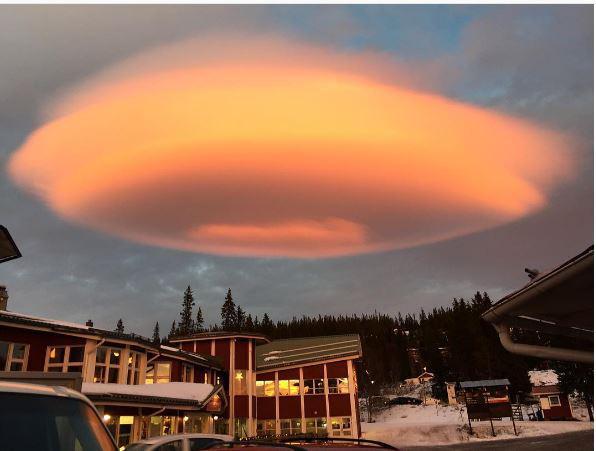 Mây khổng lồ hình UFO “chiếm lĩnh” bầu trời Thuỵ Điển - 1