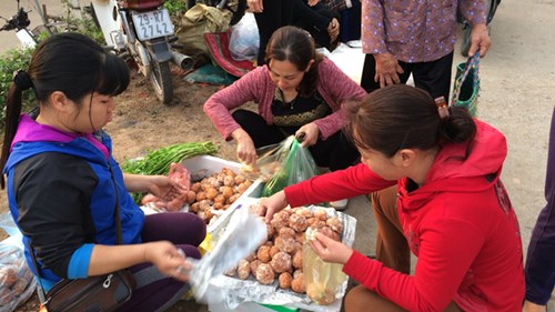 Thịt, rau đứng giá, thực phẩm may mắn cho ngày đầu năm mới “cháy hàng“ - 2