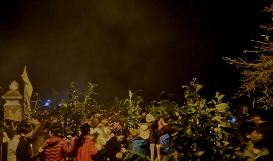 Hơn 30.000 lượt người đổ xô thăm viếng “chợ lộc” đầu năm - 2