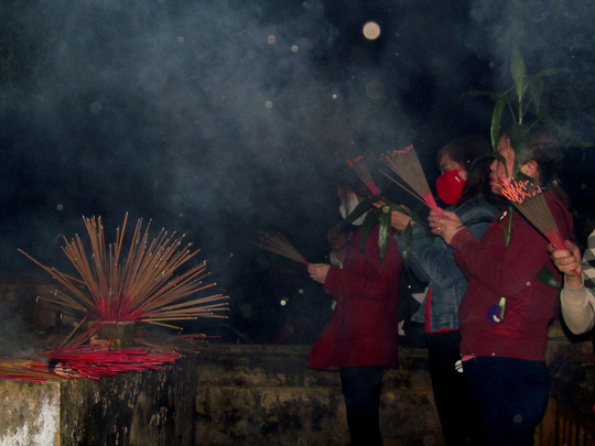 Hơn 30.000 lượt người đổ xô thăm viếng “chợ lộc” đầu năm - 4