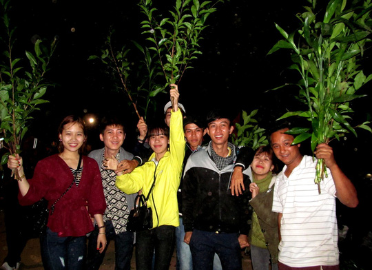 Hơn 30.000 lượt người đổ xô thăm viếng “chợ lộc” đầu năm - 7