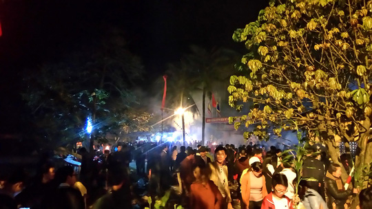 Hơn 30.000 lượt người đổ xô thăm viếng “chợ lộc” đầu năm - 8