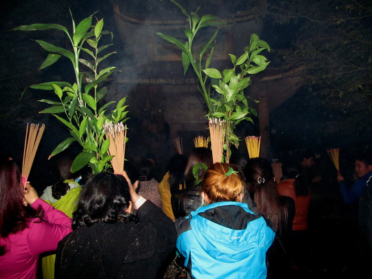 Hơn 30.000 lượt người đổ xô thăm viếng “chợ lộc” đầu năm - 9