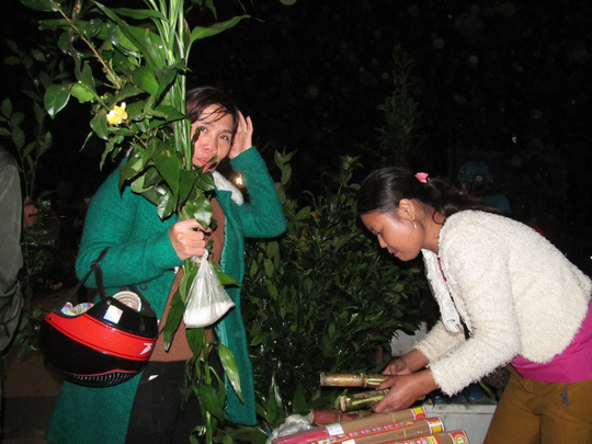 Hơn 30.000 lượt người đổ xô thăm viếng “chợ lộc” đầu năm - 5