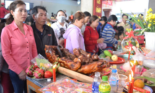 Chen chân xin lộc Bà Chúa Xứ - 10