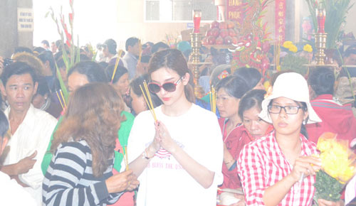 Chen chân xin lộc Bà Chúa Xứ - 9