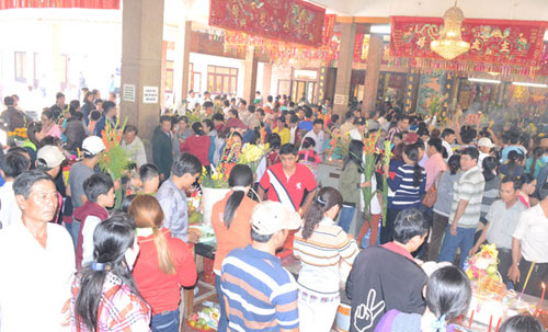 Chen chân xin lộc Bà Chúa Xứ - 8