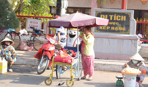 Chen chân xin lộc Bà Chúa Xứ - 6