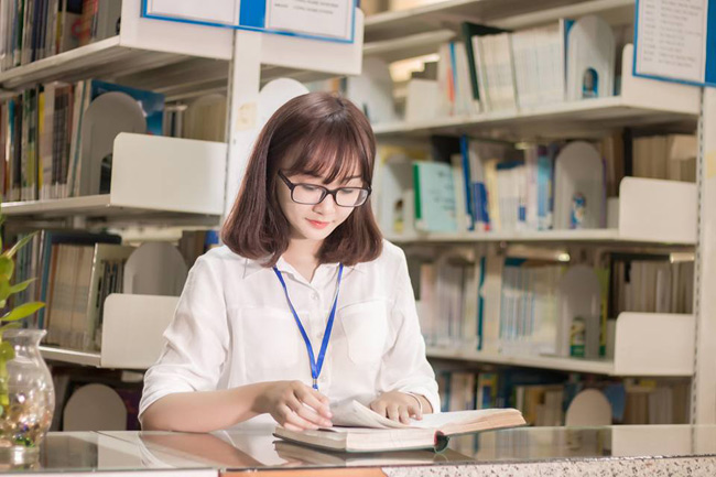 Ngay từ khi còn học phổ thông, Hạ Thảo đã gây chú ý bởi nhan sắc nổi bật. 