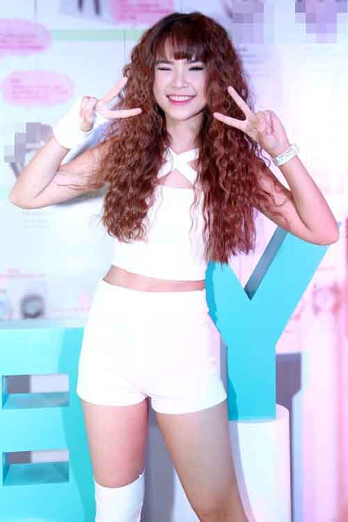 Khởi My tăng mạnh độ gợi cảm với phục trang đời thường - 7