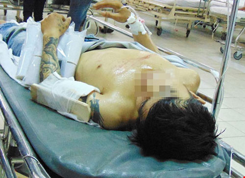 Khóc cười trong phòng cấp cứu: Bạn bè gặp nhau tại bệnh viện! - 3