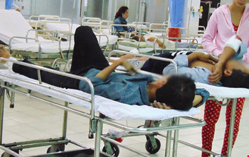 Khóc cười trong phòng cấp cứu: Bạn bè gặp nhau tại bệnh viện! - 4