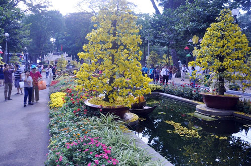 Hàng ngàn người xúng xính áo mới du xuân ở Sài Gòn - 2