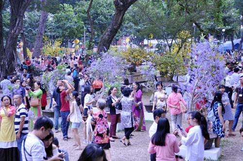 Hàng ngàn người xúng xính áo mới du xuân ở Sài Gòn - 1