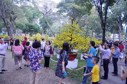 Hàng ngàn người xúng xính áo mới du xuân ở Sài Gòn - 3