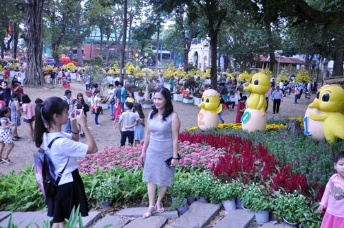 Hàng ngàn người xúng xính áo mới du xuân ở Sài Gòn - 5